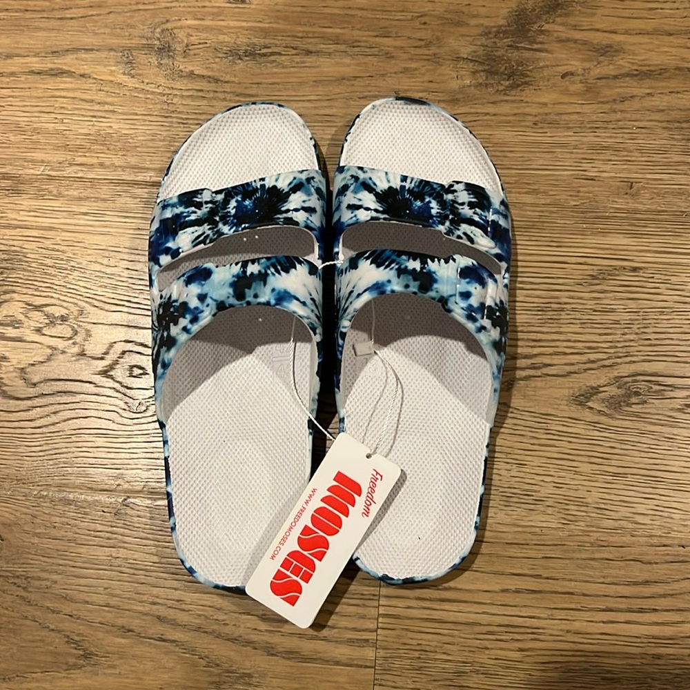 Freedom Moses slides - Zeppelin White - Women’s 11/12 (men’s 9/10) - NWT